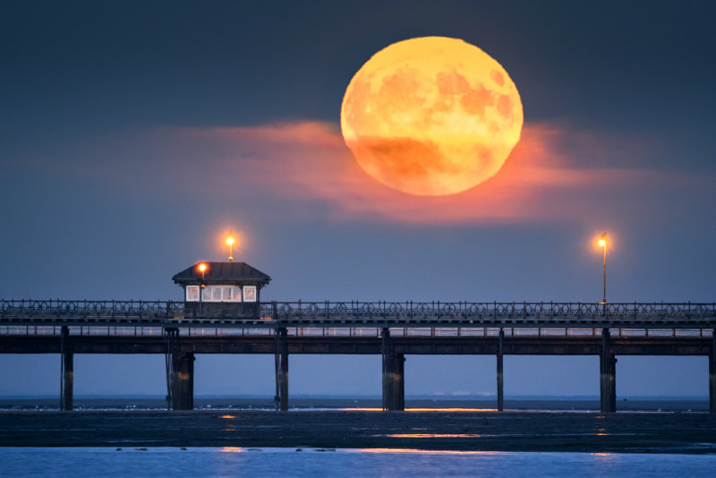 z3359 Moonrise over Ryde Pier - East Cowes to Ryde inc Haventstreet, Ashey, Wooton & Binstead