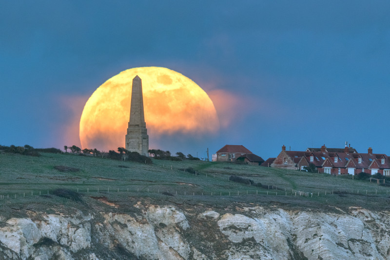 z3169 Supermoon rising over Yarborough Monument Culver Down - Sandown, Shanklin, Luccombe and Wroxall
