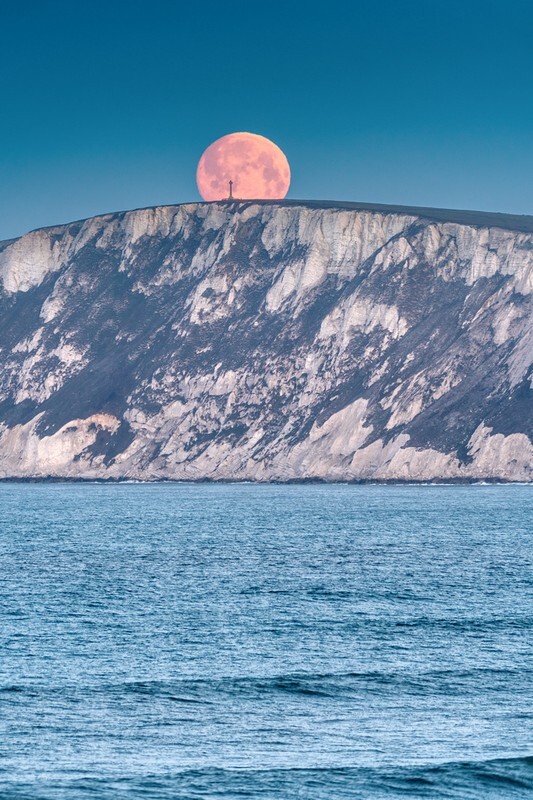 z4014 The Setting Moon over Tennyson Down - Freshwater Bay to Colwell Bay inc the Needles