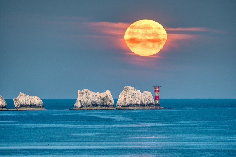 z4058 Strawberry Supermoon over the Needles - Freshwater Bay to Colwell Bay inc the Needles