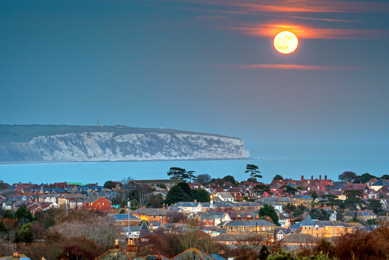 z3332 Risng Moon over Sandown Bay and Culver - Sandown, Shanklin, Luccombe and Wroxall
