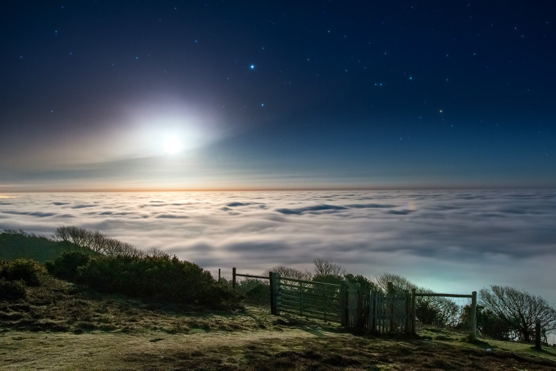 z3032 Rising Moon over the Fog, Ventnor Down - Ventnor to St Catherine's inc Bonchurch, Whitwell & the Undercliff
