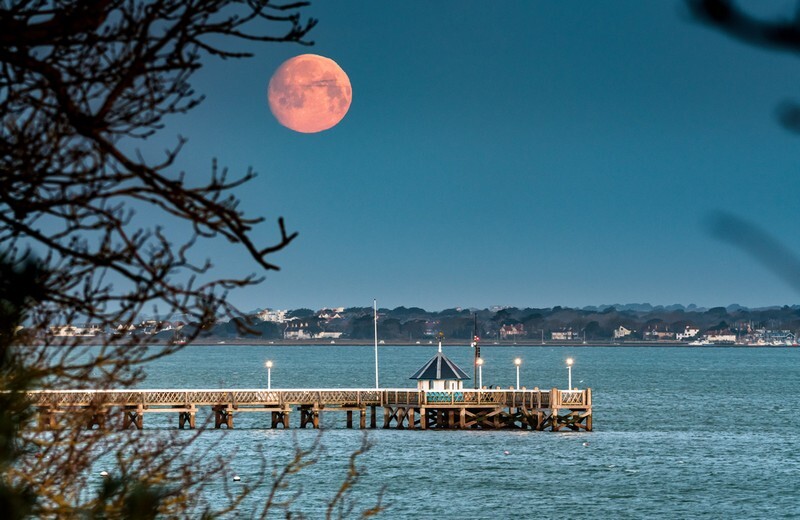 z3755 Moonset over Yarmouth Pier - Yarmouth to West Cowes inc Newtown