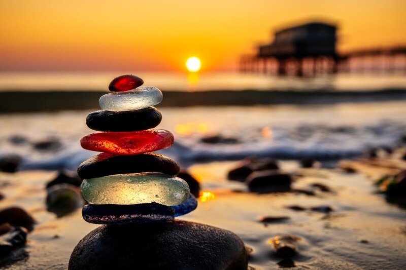z4176 Seaglass Sunset, Totland Bay - Freshwater Bay to Colwell Bay inc the Needles