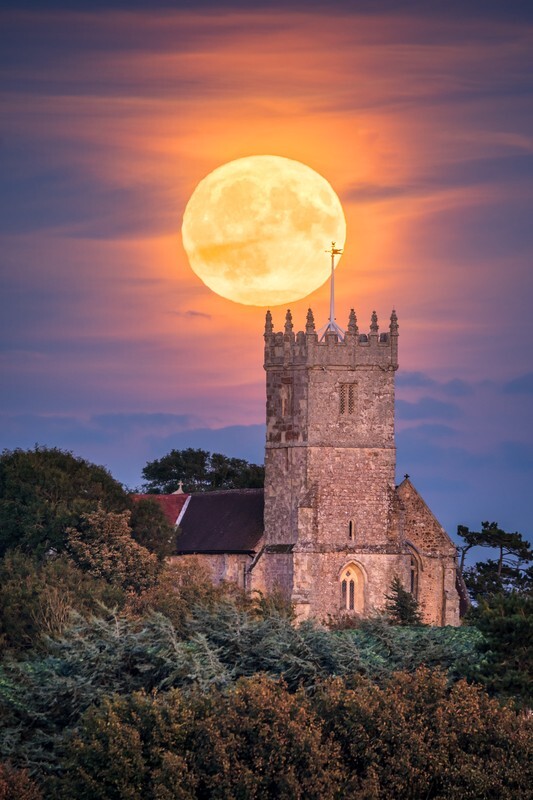 z3278 Rising Moon over Godshill - The Inner Island inc Newport & Godshill