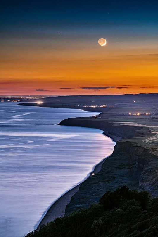 z4061 Crescent Moon setting over Atherfield Bay - Blackgang to Compton inc Brighstone, Shorwell & West Wight