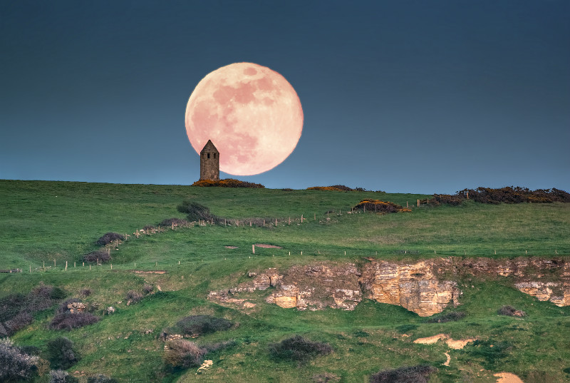 z3405 The rising Moon over St Catherine's Oratory - Ventnor to St Catherine's inc Bonchurch, Whitwell & the Undercliff