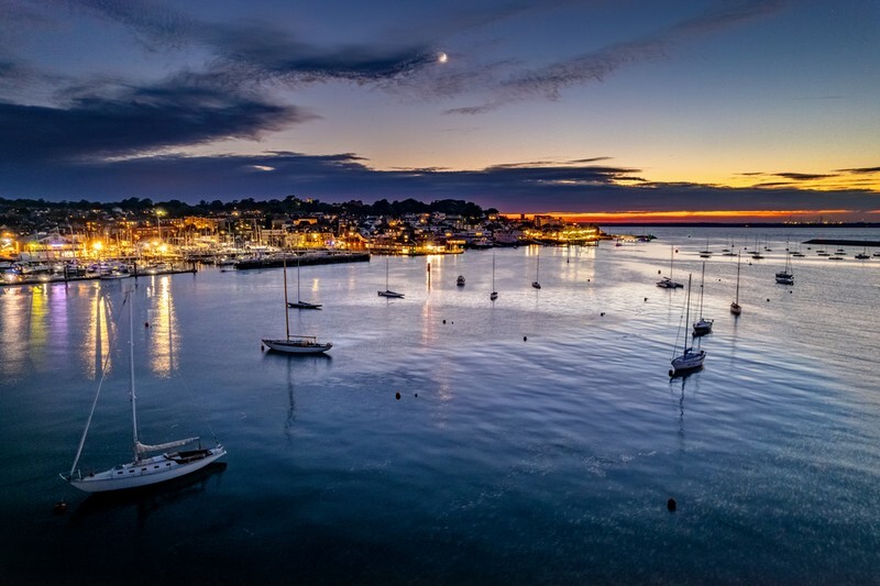z4057 The Setting Moon over Cowes - East Cowes to Ryde inc Haventstreet, Ashey, Wooton & Binstead