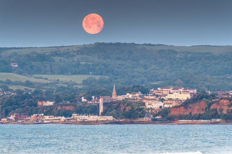 z4181 Strawberry Moonset over Shanklin - Sandown, Shanklin, Luccombe and Wroxall
