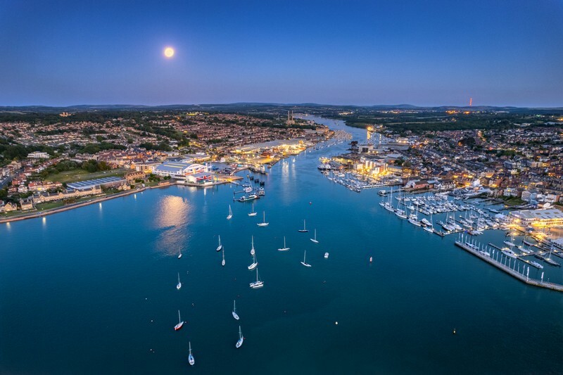 z4064 The Rising Moon over Cowes and Beyond - Yarmouth to West Cowes inc Newtown