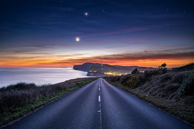 z4354 Moon and Venus at Dusk over Tennyson - Freshwater Bay to Colwell Bay inc the Needles