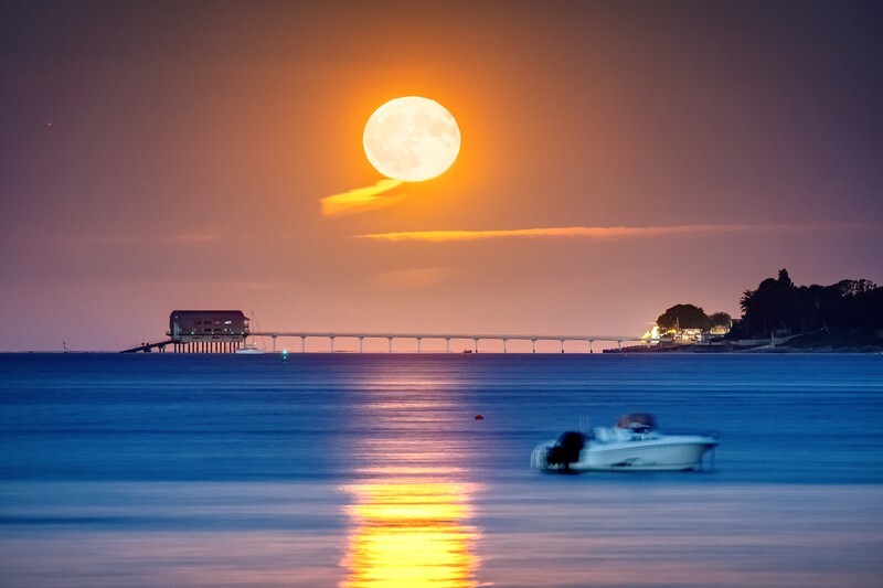 z4287 Bembridge Moonrise Reflections - Seaview to Bembridge, Whitecliff Bay and Brading