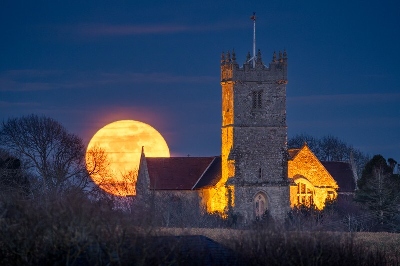 z4430 Moonrise over Godshill - Latest images
