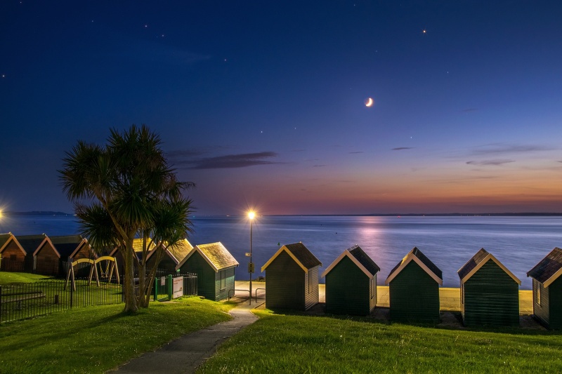 z2720 The Moon and Venus at Dusk, Gurnard - Yarmouth to West Cowes inc Newtown