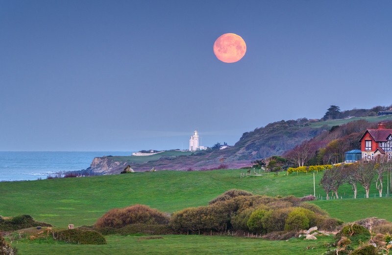 z3769 The Setting Moon at Dawn, overlooking St Catherine's Lighthouse - Ventnor to St Catherine's inc Bonchurch, Whitwell & the Undercliff