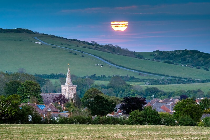 z3907 Moonrise at Dusk over Brading - Seaview to Bembridge, Whitecliff Bay and Brading