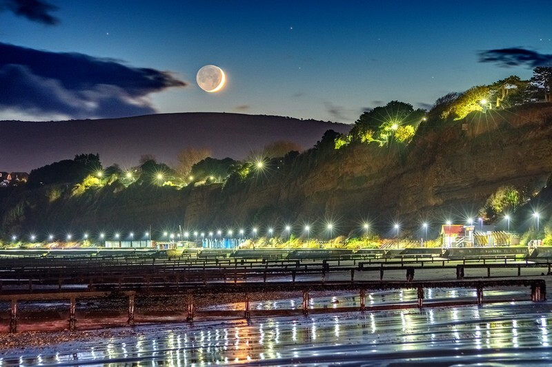 z3956 The Moon at Dusk over Lake Beach - Sandown, Shanklin, Luccombe and Wroxall