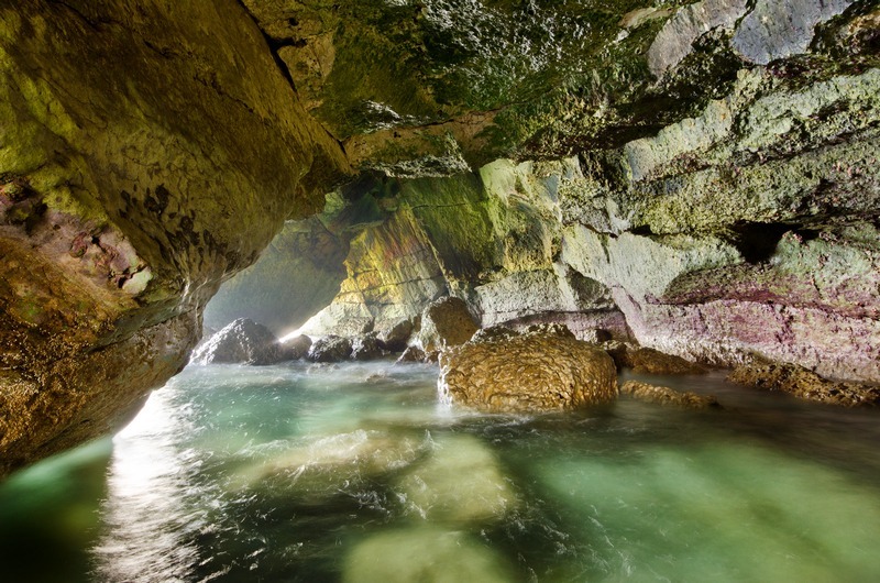 z2392 Colours of the Caves at Watcombe Bay - Freshwater Bay to Colwell Bay inc the Needles