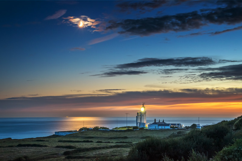 z3286 Crescent Moon over St Catherines Lighthouse - Ventnor to St Catherine's inc Bonchurch, Whitwell & the Undercliff