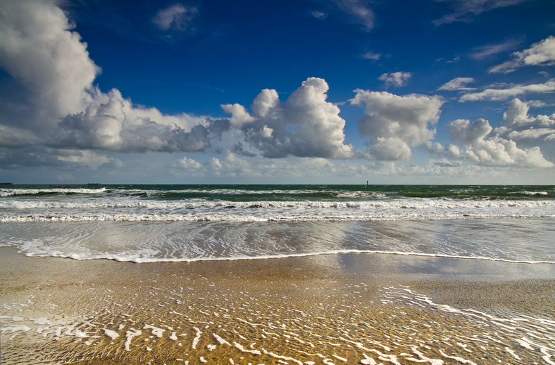 z2133 Showery Day, Sandown Beach - Sandown, Shanklin, Luccombe and Wroxall
