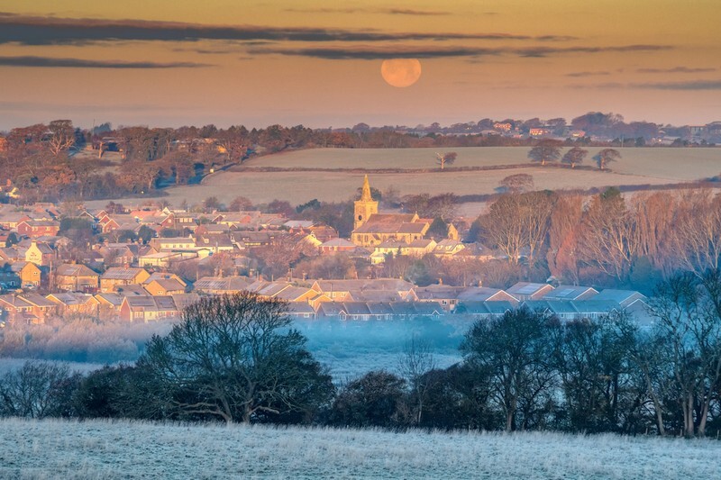 z4123 Frosty Misty Moonset over Brading - Seaview to Bembridge, Whitecliff Bay and Brading