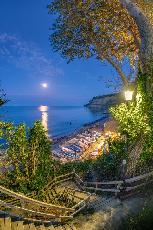 z4440 Moonrise over Shanklin Beach - Latest images