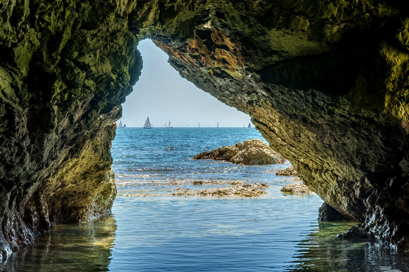 z3445 Round the Island Race from Freshwater Caves - Freshwater Bay to Colwell Bay inc the Needles