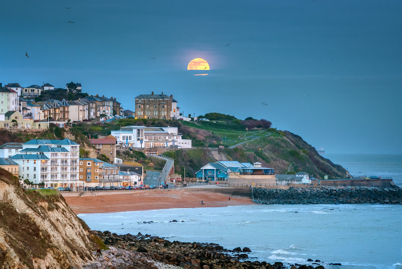 z3375 Rising Supermoon over Ventnor - Ventnor to St Catherine's inc Bonchurch, Whitwell & the Undercliff