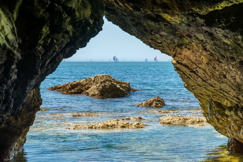 z3234 Round the Island Race, Freshwater Caves - Freshwater Bay to Colwell Bay inc the Needles