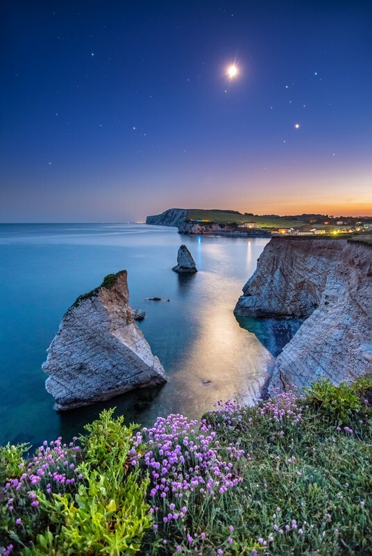 z4175 The Moon and Venus at Dusk over Freshwater Bay - Freshwater Bay to Colwell Bay inc the Needles