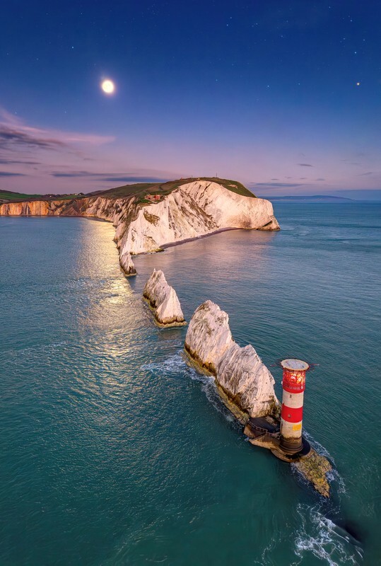 z4321 Rising Moon over the Needles - Freshwater Bay to Colwell Bay inc the Needles