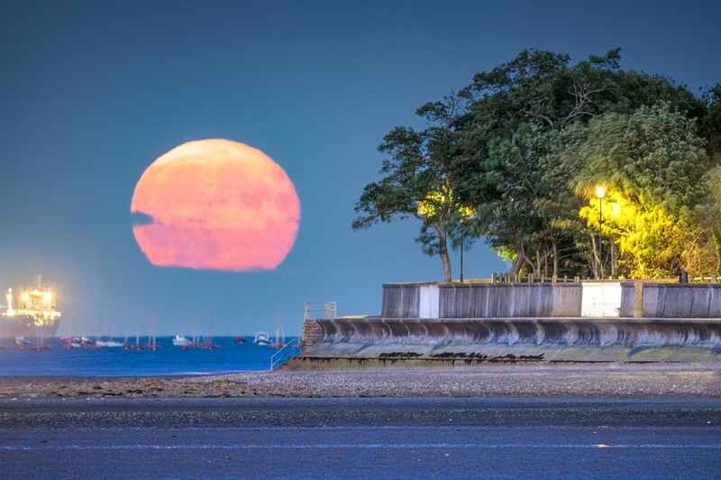 z4301 Super Moonrise, Appley Beach - East Cowes to Ryde inc Haventstreet, Ashey, Wooton & Binstead