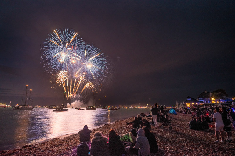 z3098 Cowes Fireworks - Yarmouth to West Cowes inc Newtown