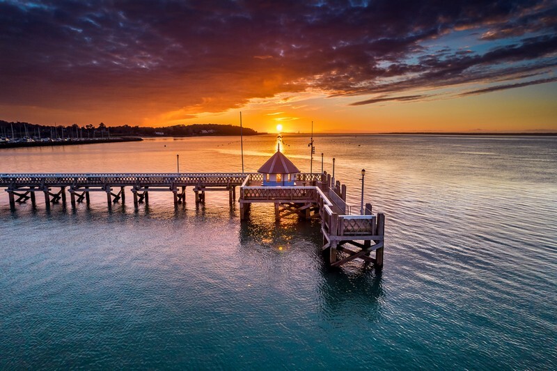 z4013 The Setting Sun over Yarmouth Pier - Yarmouth to West Cowes inc Newtown