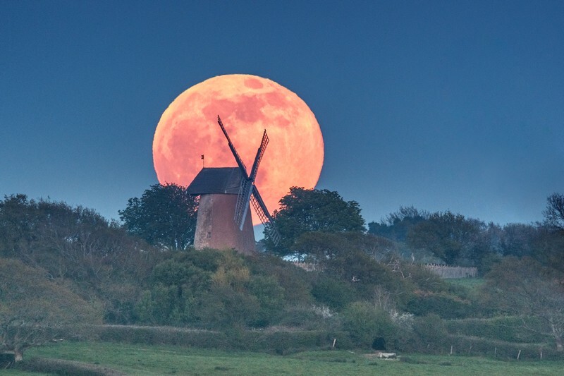 z4023 Moonrise over Bembridge Windmill - Seaview to Bembridge, Whitecliff Bay and Brading