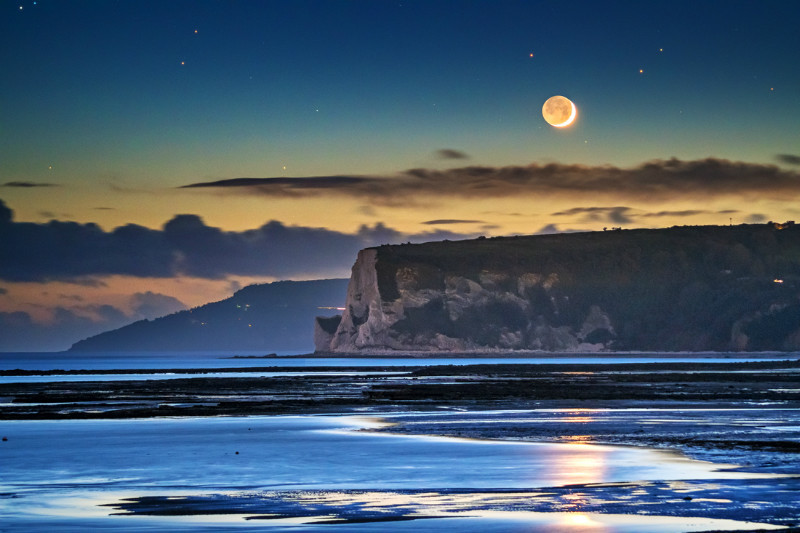 z3361 The Setting Moon over Whitecliff Bay - Seaview to Bembridge, Whitecliff Bay and Brading