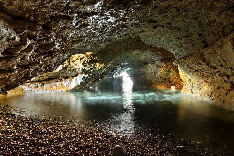 z2227 Caverns and Caves of Watcombe Bay - Freshwater Bay to Colwell Bay inc the Needles