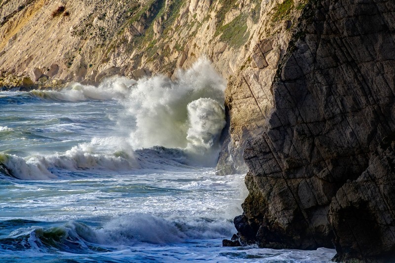 z4130 Stormy Seas under Tennyson Cliff - Freshwater Bay to Colwell Bay inc the Needles