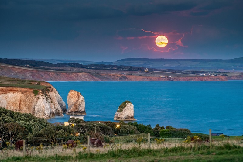 z3932 The Rising Blue Moon over Freshwwater Bay - Freshwater Bay to Colwell Bay inc the Needles