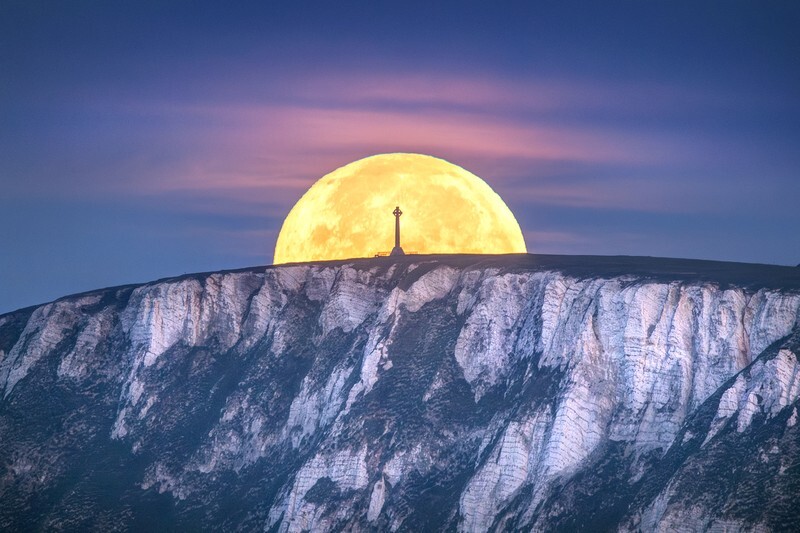z4313 Hunters Moon over Tennyson Down - Freshwater Bay to Colwell Bay inc the Needles