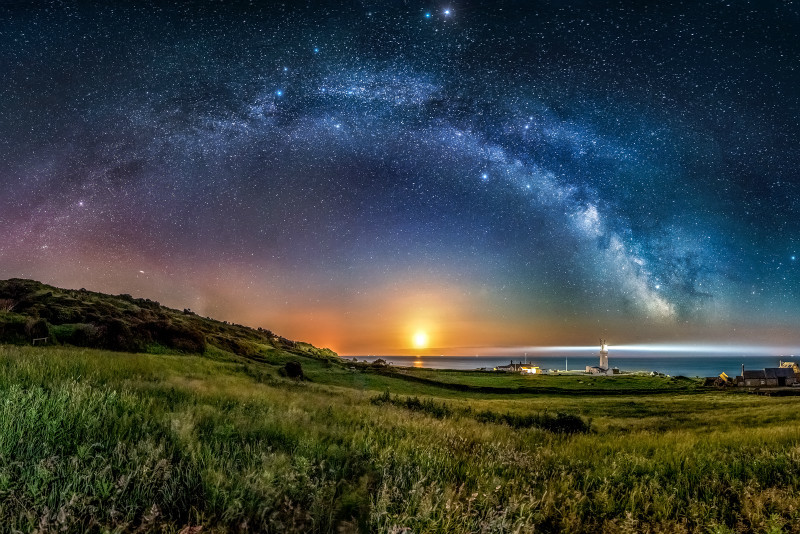 z2729 Galactic Arch over the rising Moon, St Catherines Lighthouse - Ventnor to St Catherine's inc Bonchurch, Whitwell & the Undercliff