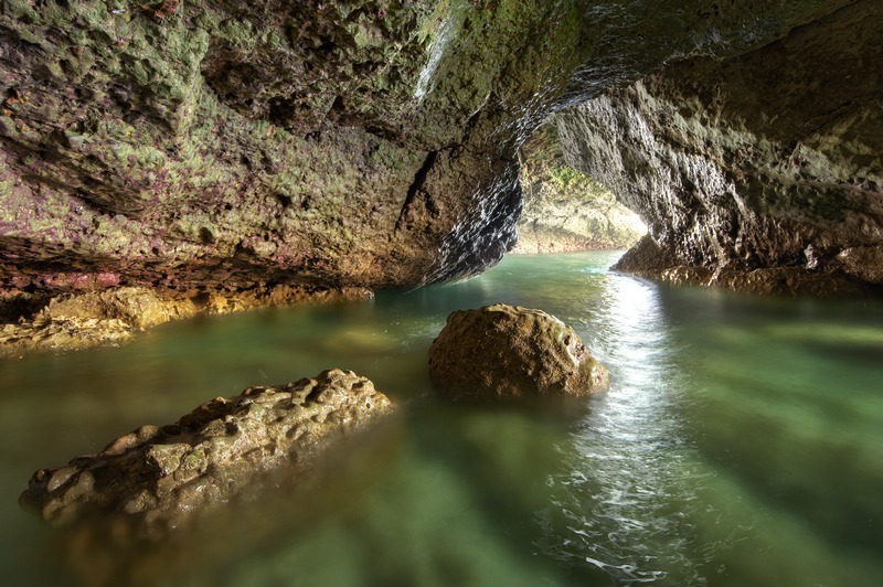 z2223 Caves of Watcombe Bay - Freshwater Bay to Colwell Bay inc the Needles