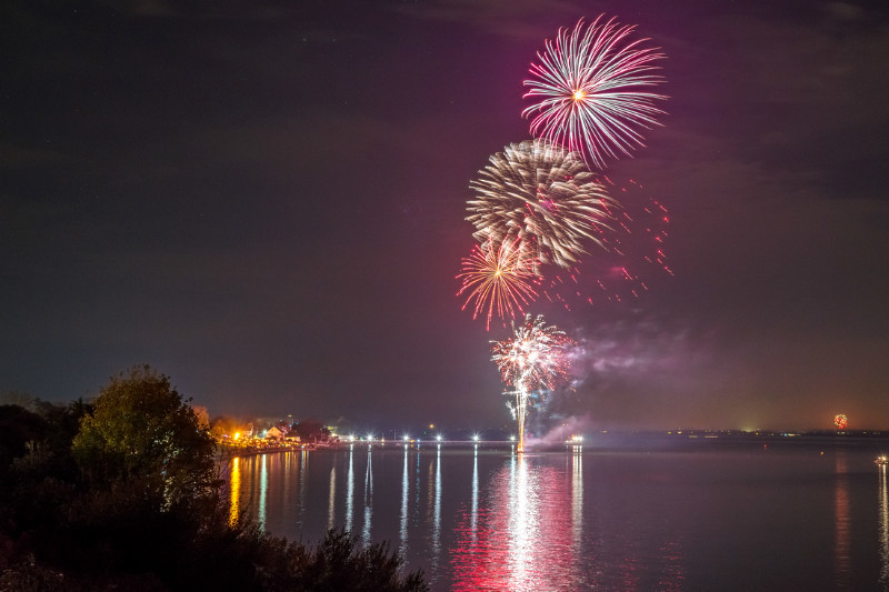 z3356 Yarmouth Pier Fireworks - Yarmouth to West Cowes inc Newtown