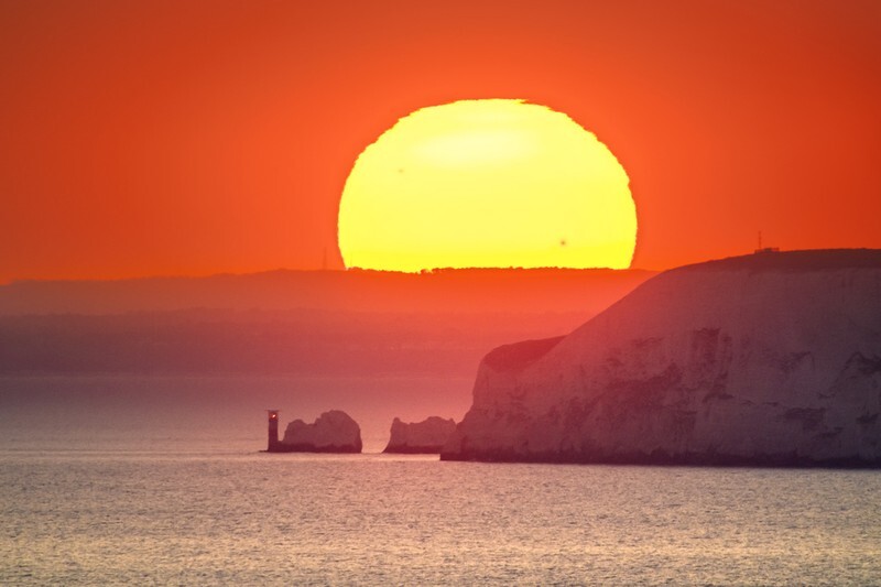 z4037 Sunset over the Needles - Freshwater Bay to Colwell Bay inc the Needles