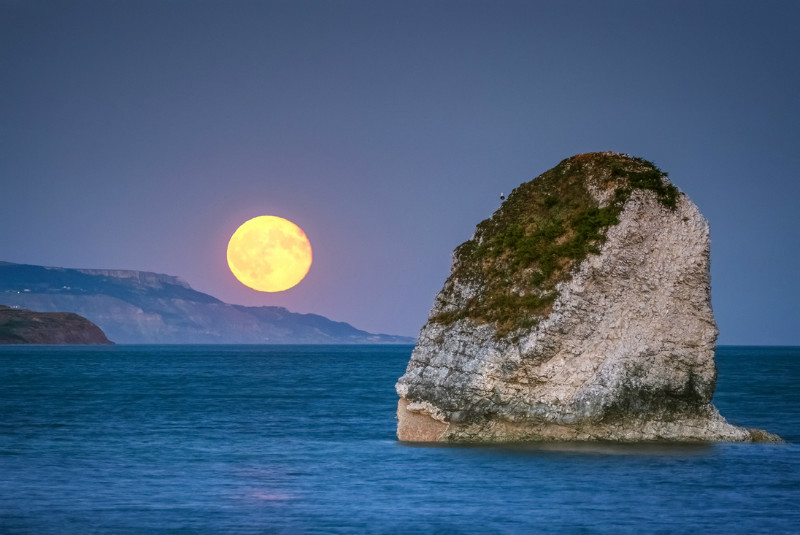 z3232 Moonrise over Stag Rock, Freshwater Bay - Freshwater Bay to Colwell Bay inc the Needles