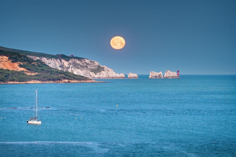 z4177 Strawberry Moon setting over the Needles - Freshwater Bay to Colwell Bay inc the Needles