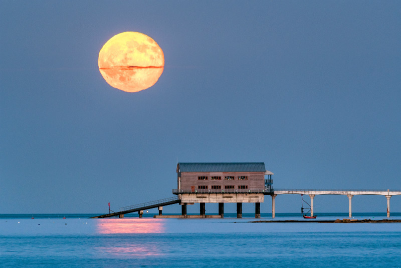 z3068 Moonrise over Bembridge Lifeboat Station - Seaview to Bembridge, Whitecliff Bay and Brading