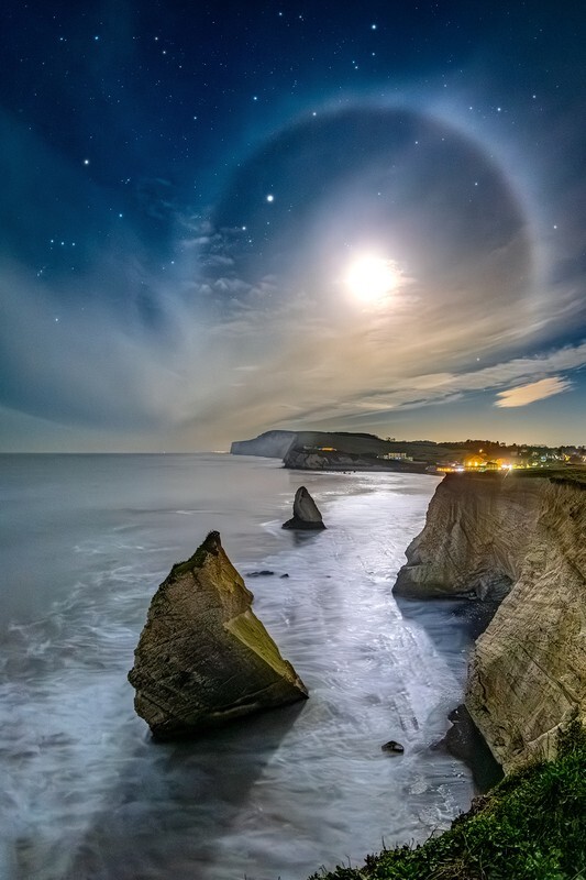 z4347 Moon Halo Jupiter and Orion Freshwater Bay - Freshwater Bay to Colwell Bay inc the Needles