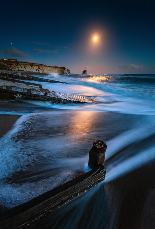 z3680 Moonrise over Freshwater Bay at Dusk - Freshwater Bay to Colwell Bay inc the Needles