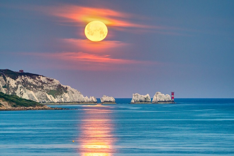 z4077 The Setting Strawberry Supermoon over the Needles - Freshwater Bay to Colwell Bay inc the Needles